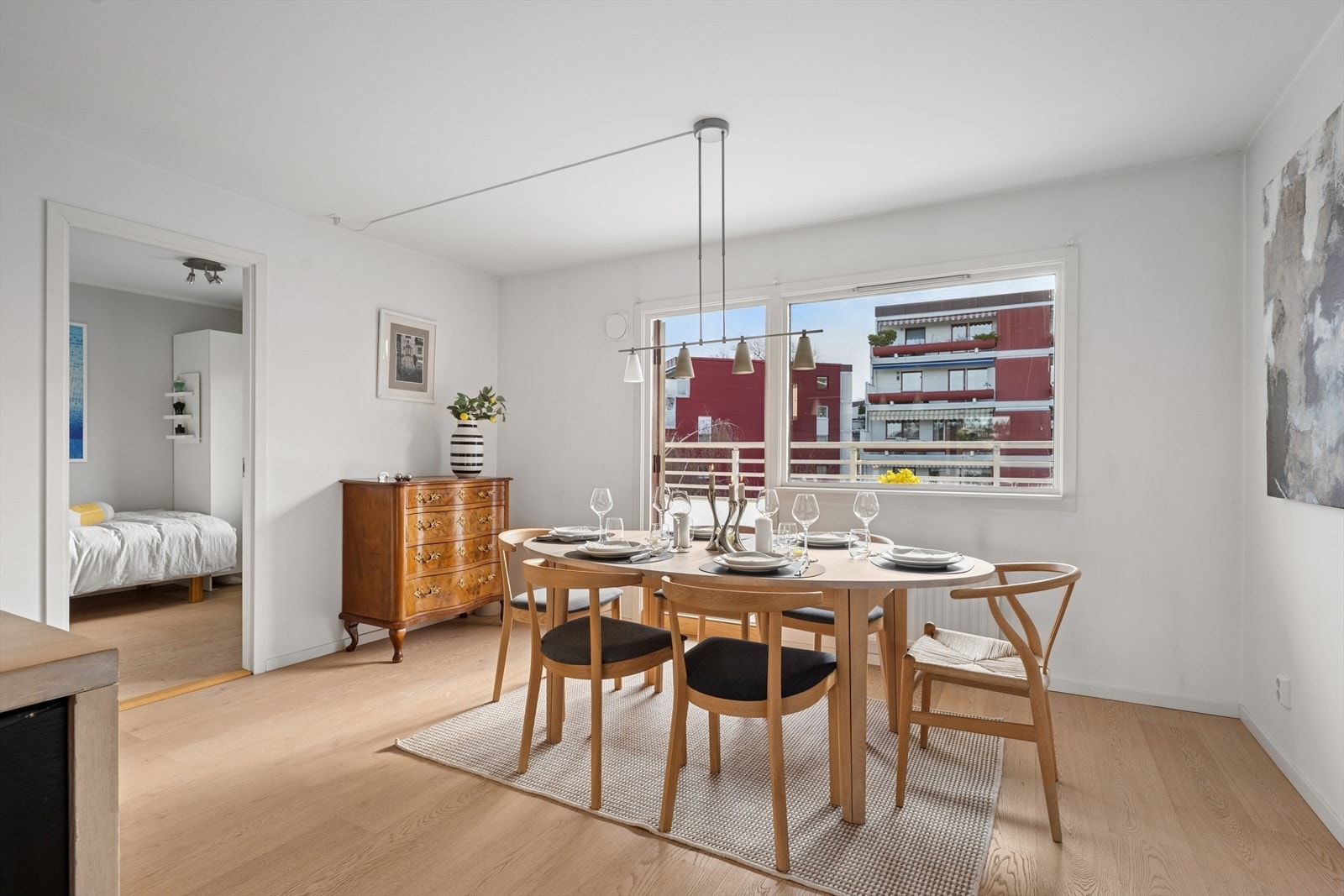 I spisestuen er det plass til en trivelig sittegruppe hvor venner og familie kan samles for et hjemmelaget måltid. Galleribilde