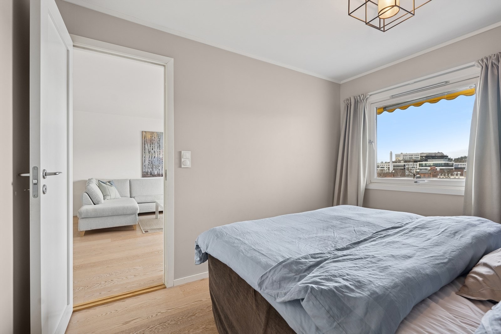 Boligens største soverom er malt i behagelige toner, tilrettelagt for en god natts søvn. Galleribilde