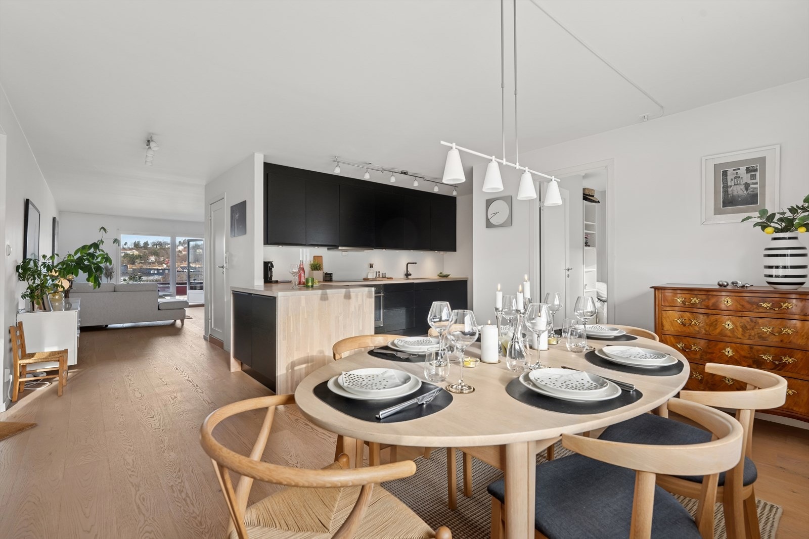 Boligen har en sømløs planløsning med naturlige møbleringssoner. Galleribilde