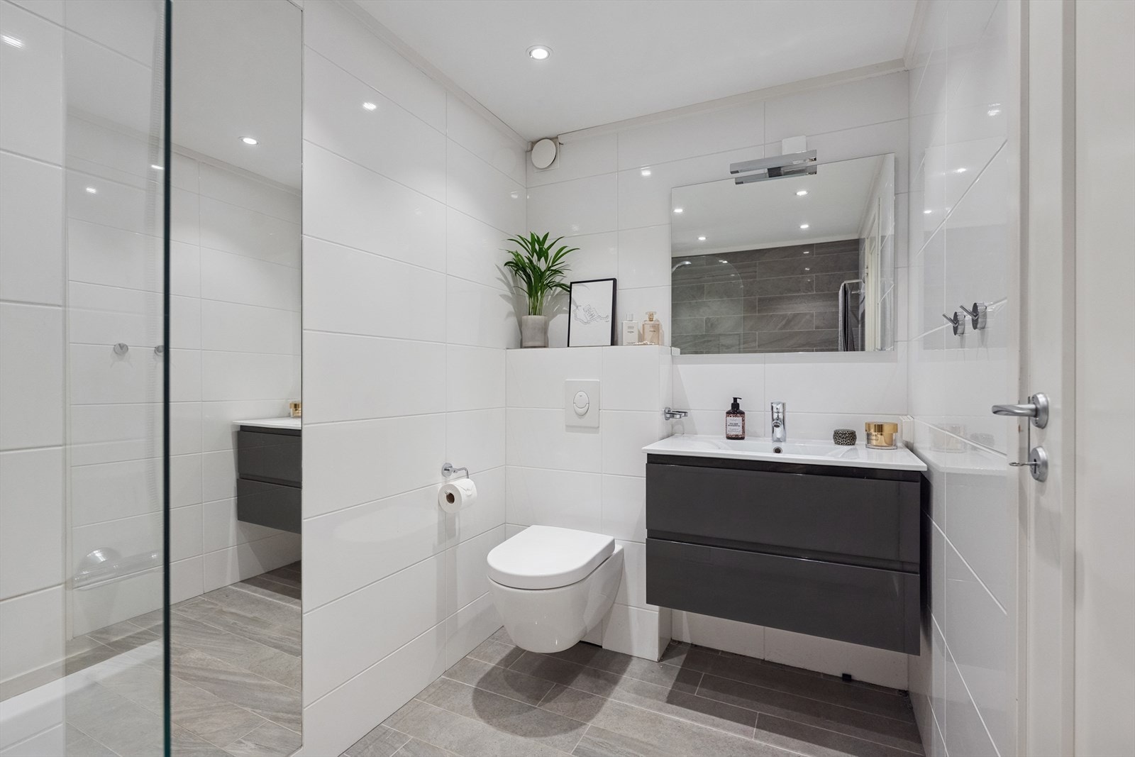 Baderommet er delikat med standard fra 2014. Galleribilde