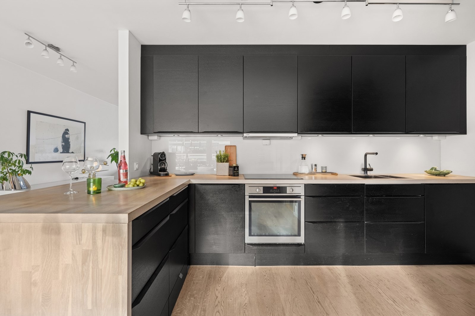 Kjøkkenet fremstår som delikat med en HTH innredning fra 2014. Galleribilde