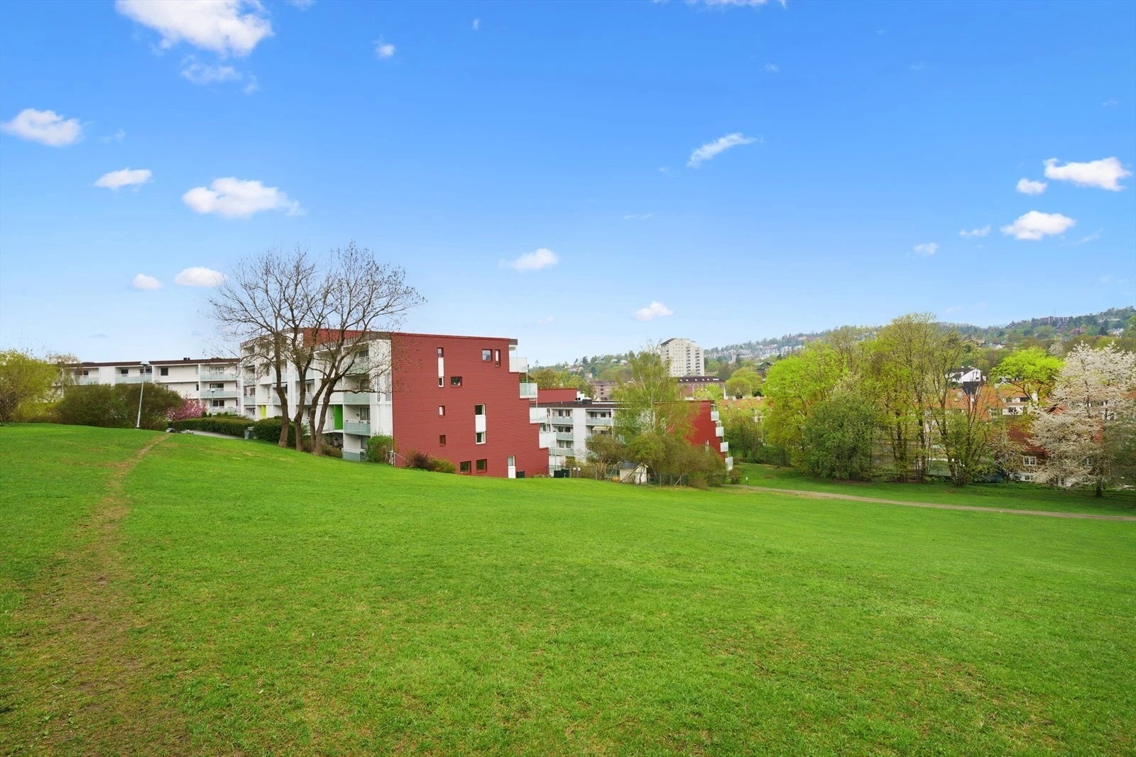 Bak borettslaget ligger det store grøntområder og trivelige turstier. Fra leiligheten er det en flott turvei til Frognerparken. Galleribilde