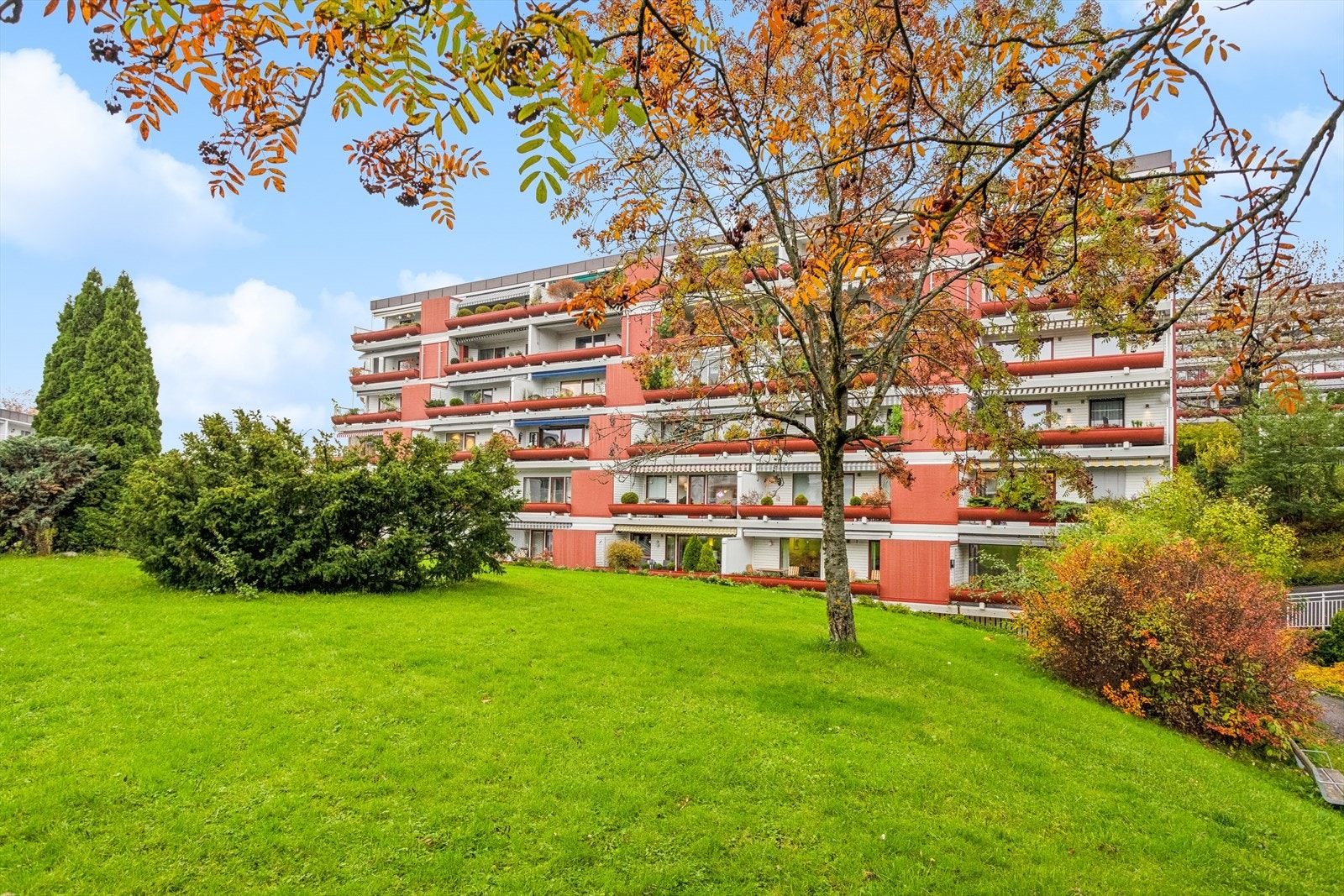 Leiligheten er en del av et meget attraktivt borettslag og har en god internbeliggenhet på feltet. Borettslaget står på en pent opparbeidet tomt som preges av asfalterte gangveier og grøntarealer. Galleribilde