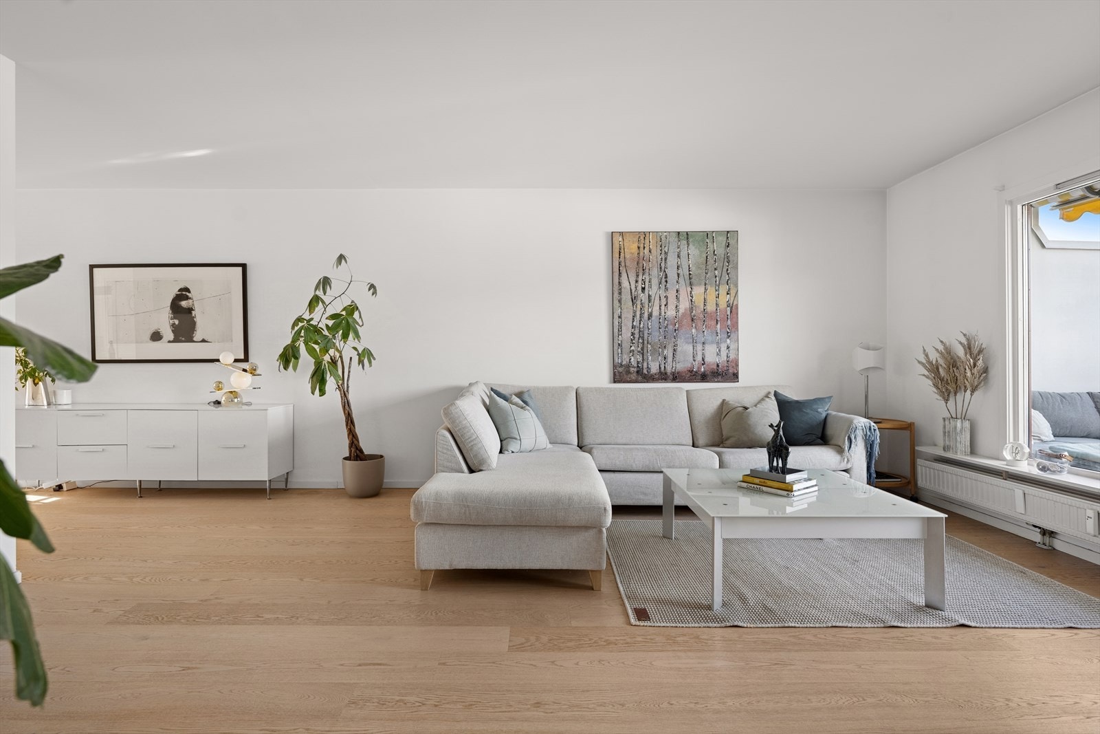 Stuen er et pent rom som får rikelig med lysinnslipp fra store vindusflater. Galleribilde