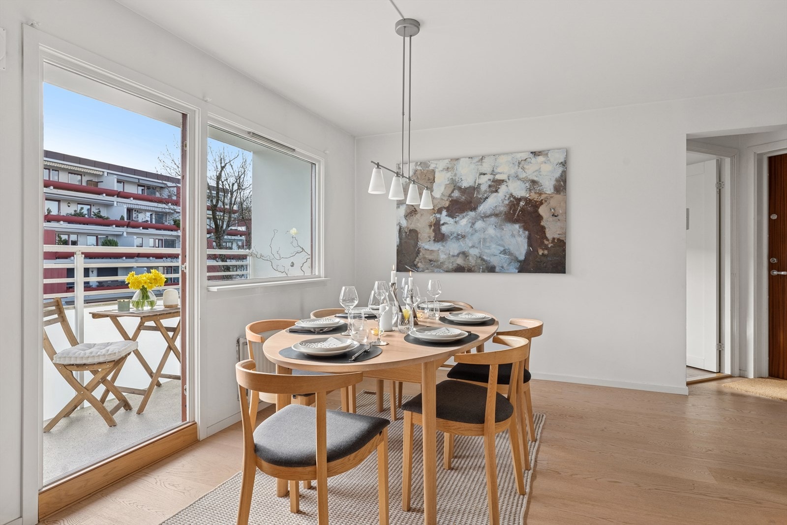 Fra spisestuen er det utgang til en østvendt balkong på ca. 8 m². Galleribilde