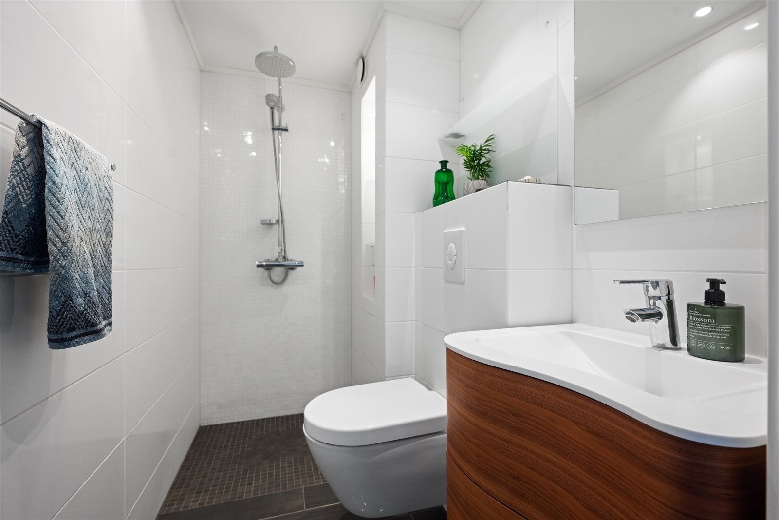 Det er adkomst til boligens andre baderom fra entréen. Baderommet er fra 2014 og fremstår som delikat. Galleribilde