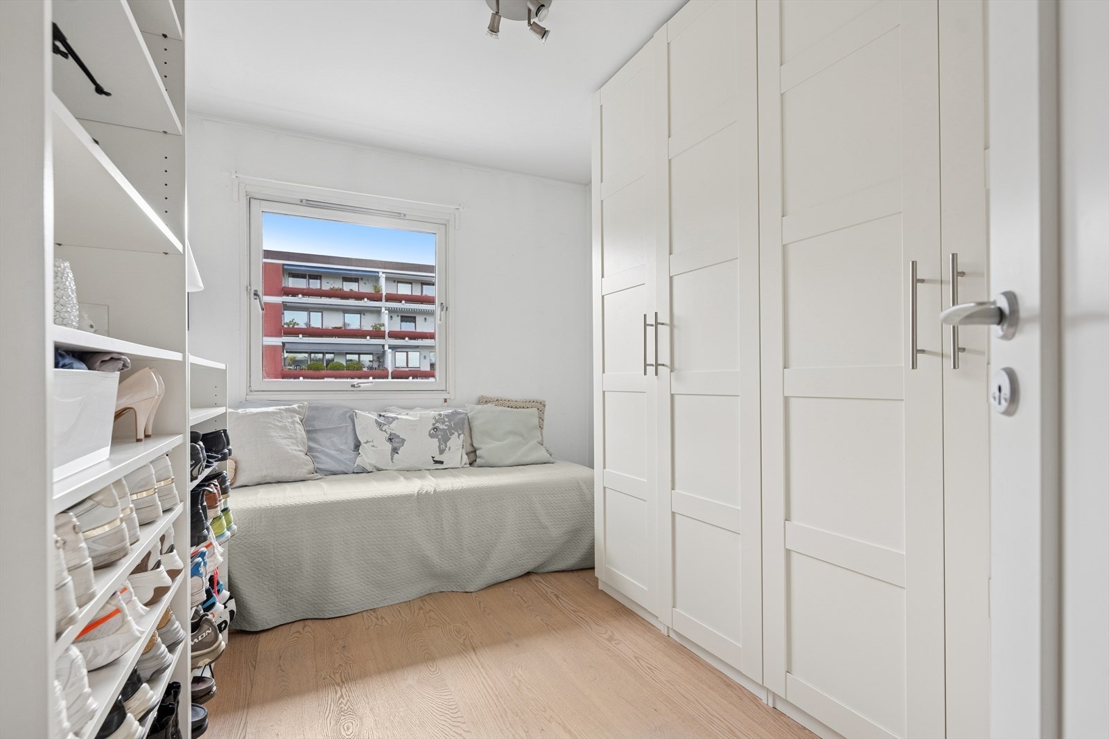 Boligens andre soverom byr på rikelig med oppbevaringsmuligheter i garderobe. Rommet egner seg ypperlig som gjesterom eller kontor. Galleribilde