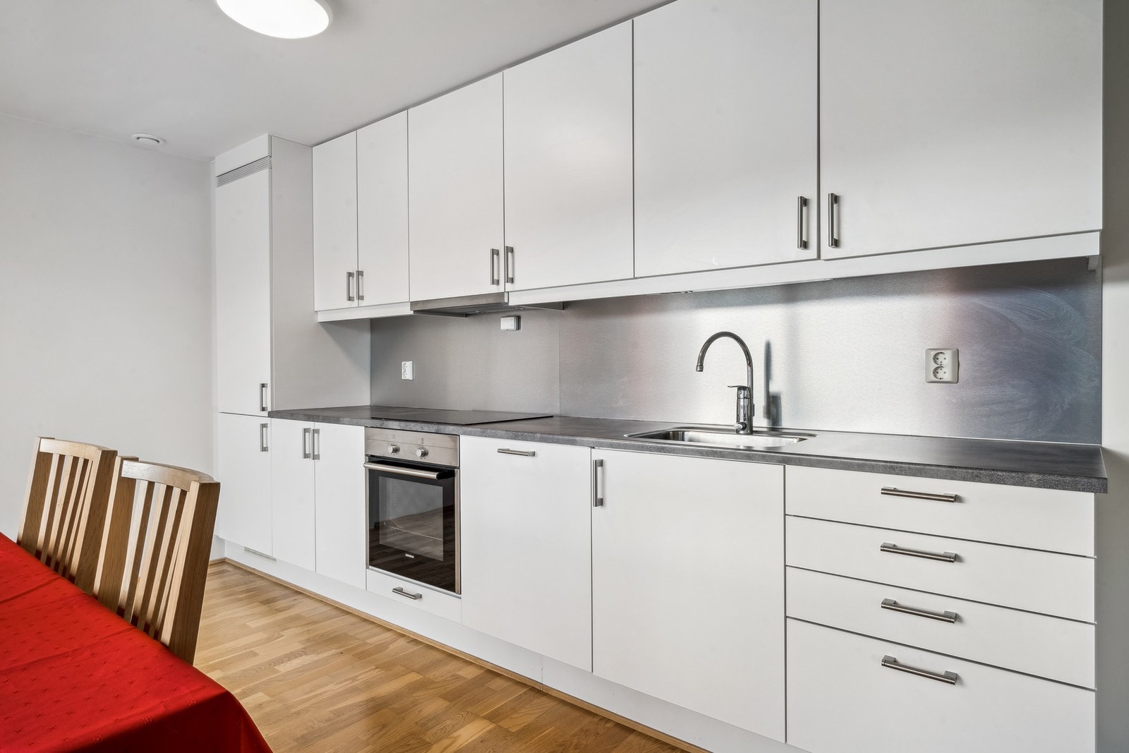 Det er rikelig med skapplass på kjøkkenet. Galleribilde