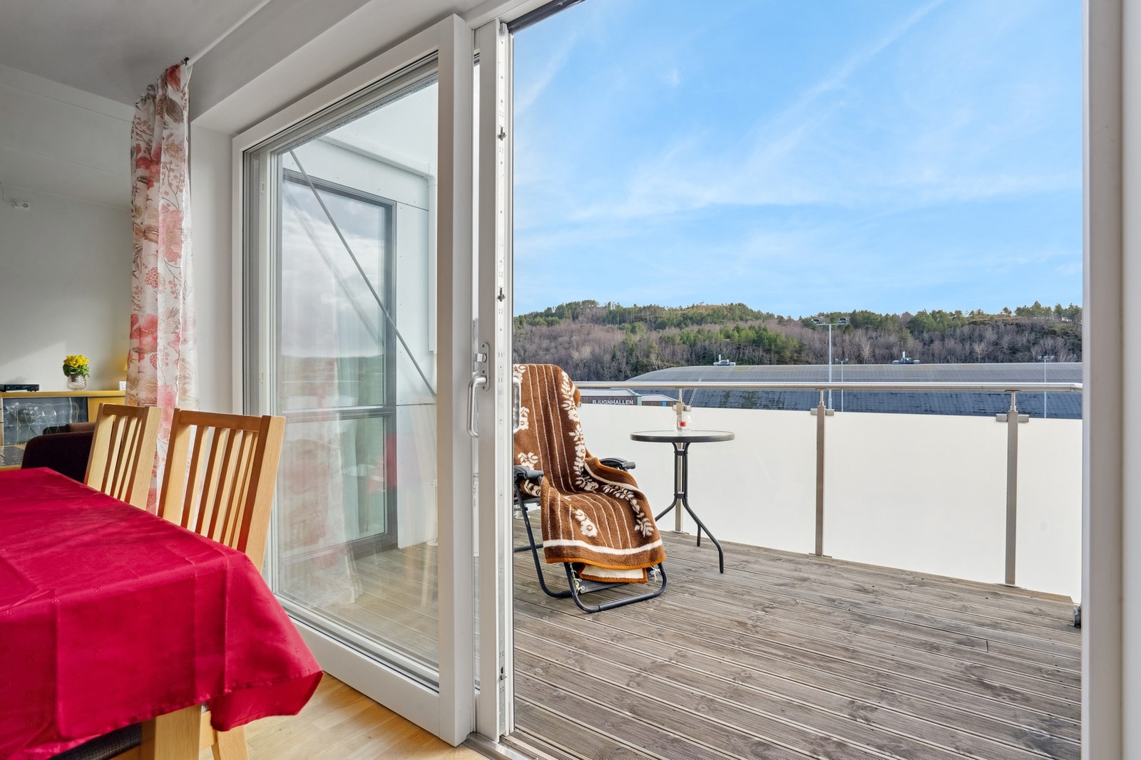 Fra kjøkken så er det utgang til en romslig balkong på 7 kvm. Galleribilde