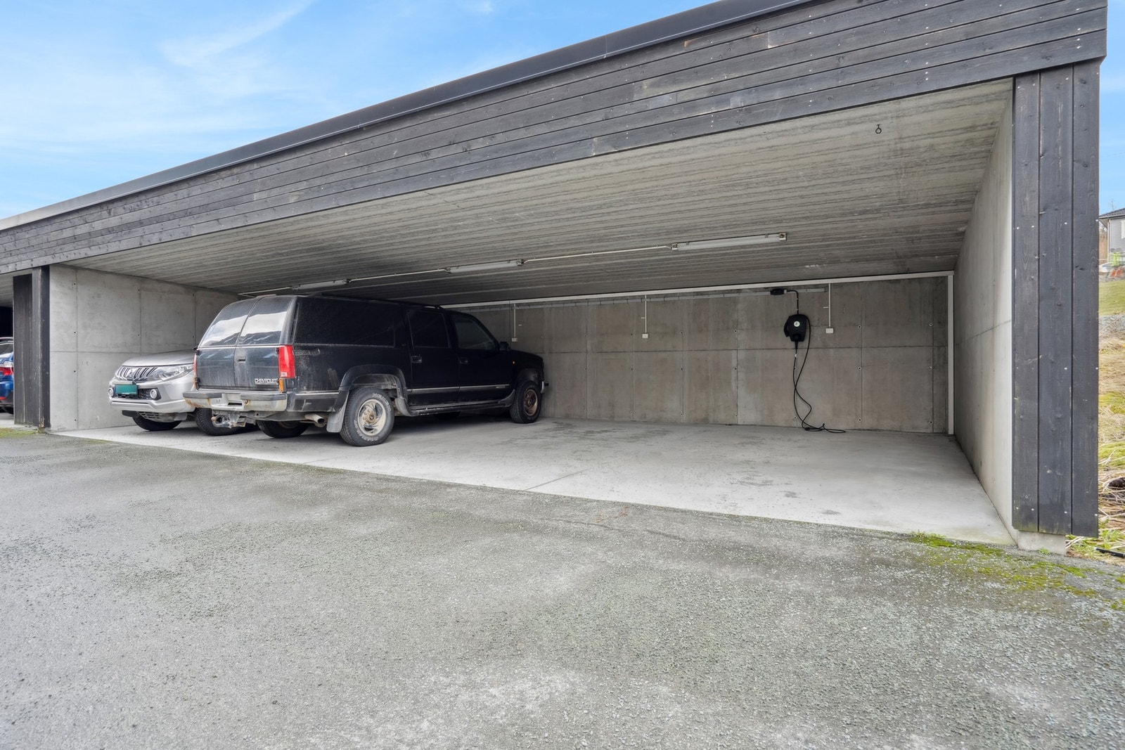 Leiligheten har en parkeringsplass i carport med mulighet for elbillading. Galleribilde