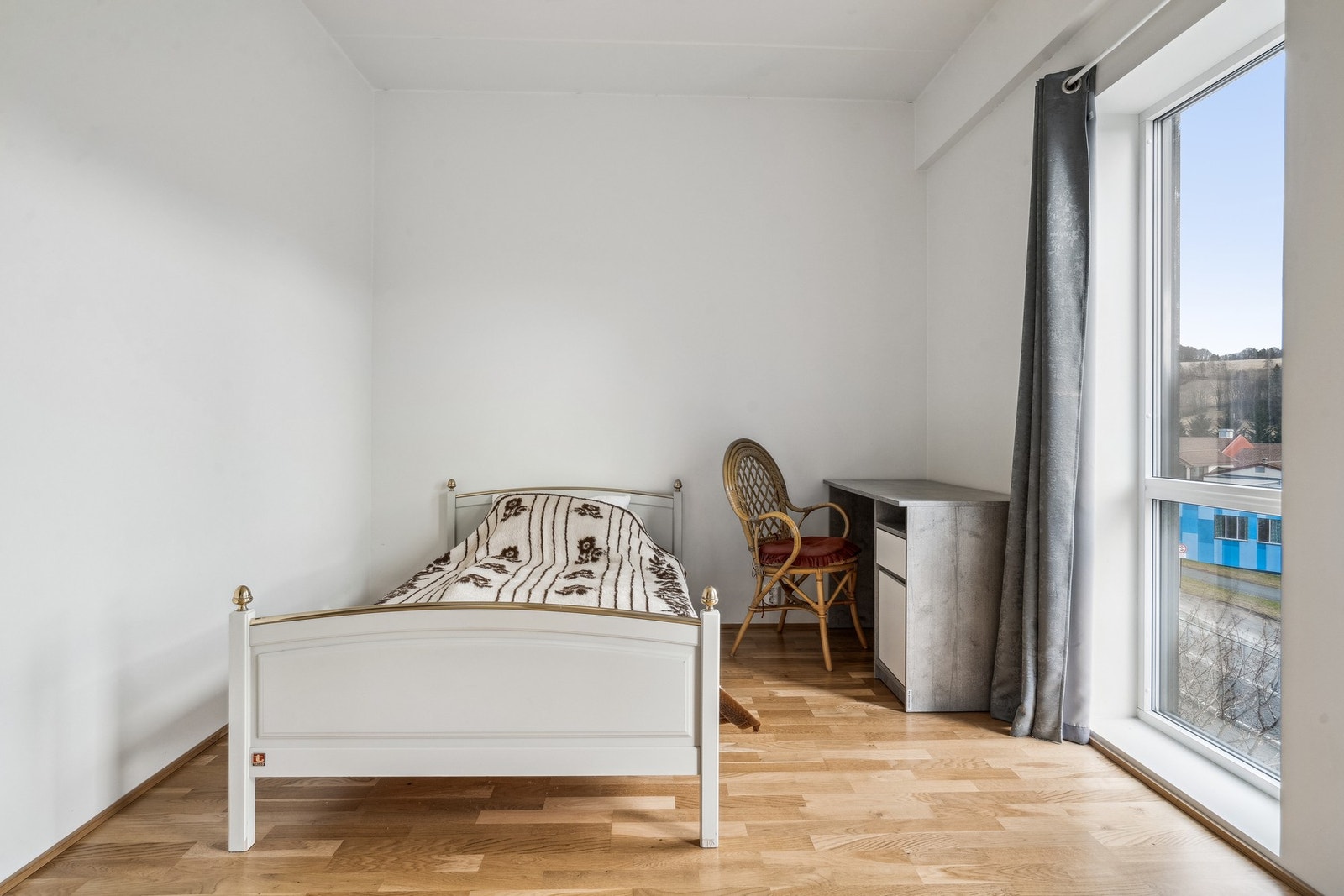 Soverommet kan godt brukes som kontor og oppholdsrom, da det er store vindusflater som slipper inn rikelig med lys. Galleribilde