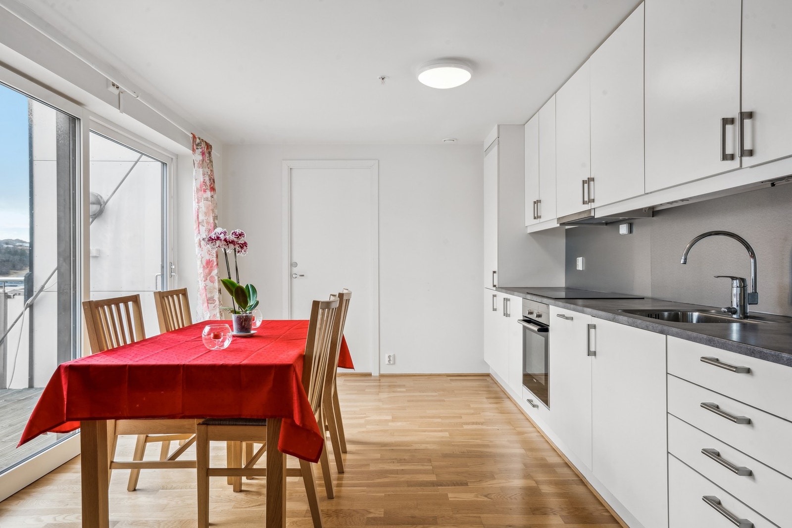 På kjøkkenet er det god plass til et større spisebord. Galleribilde