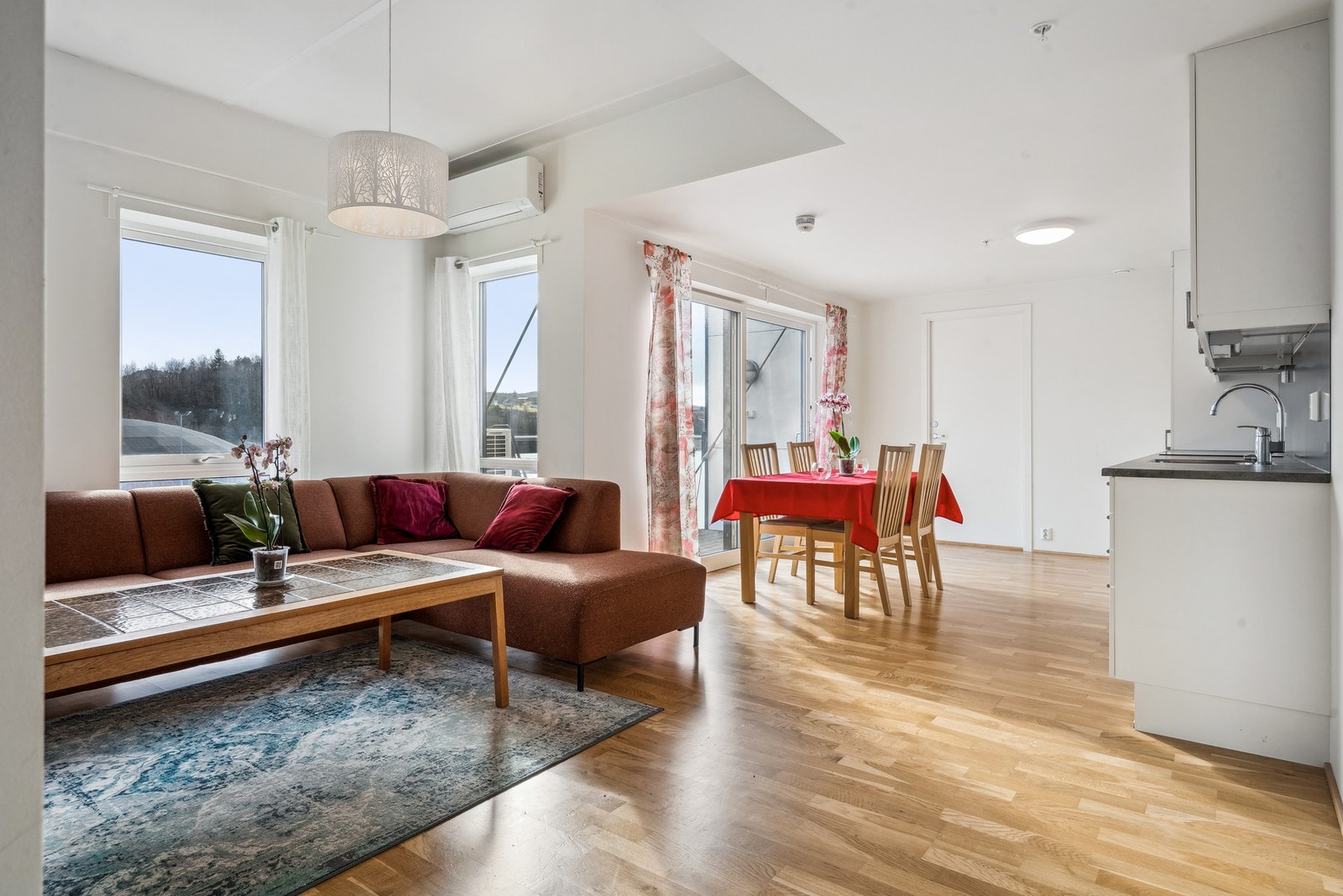 Åpen løsning mellom kjøkken/stue gjør det sosialt å lage og enkelt å servere. Galleribilde