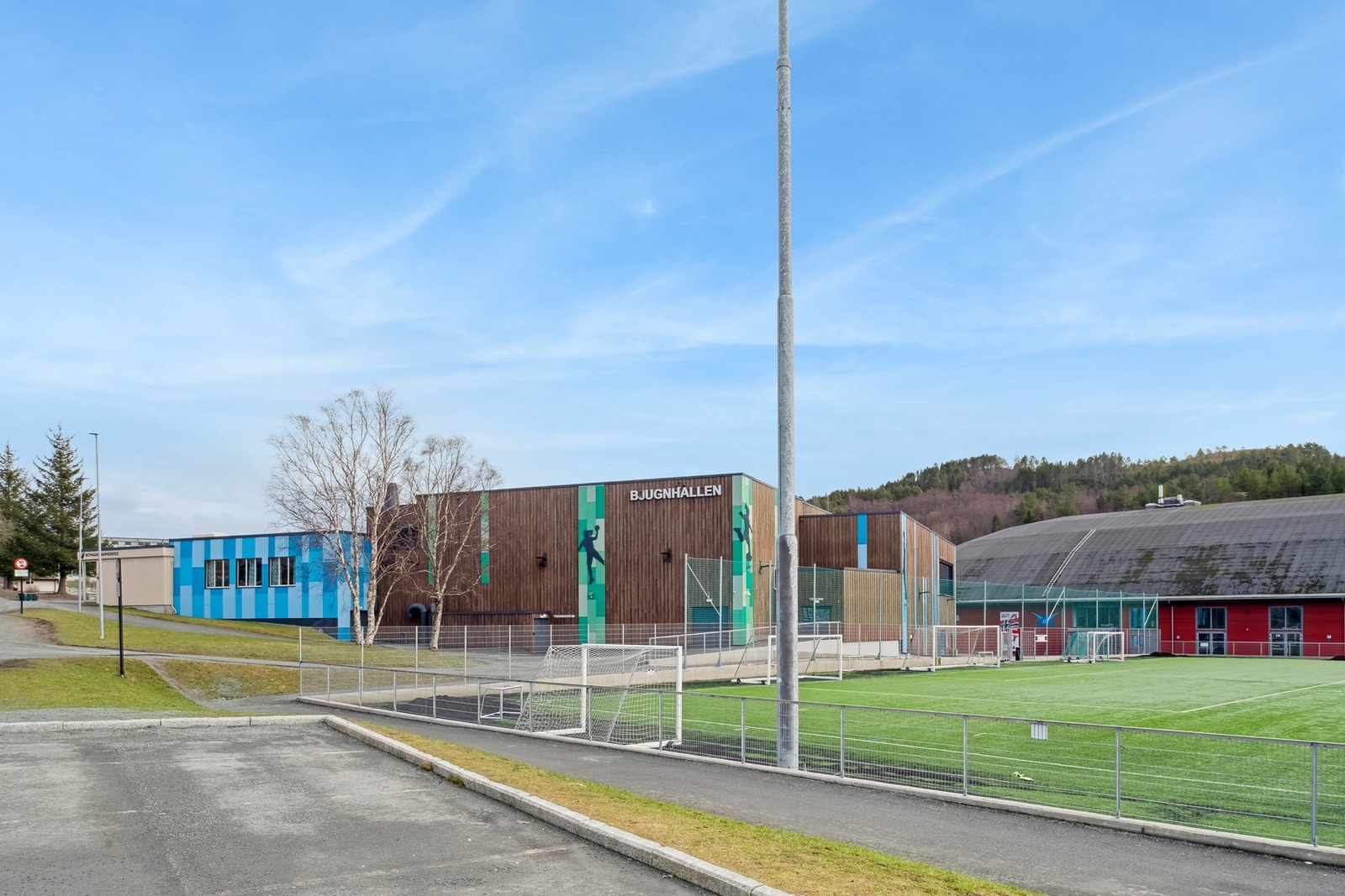 Fra leiligheten er det kort avstand til en rekke fasiliteter som idrettsarenaer, restauranter, butikker og mye mer. Galleribilde