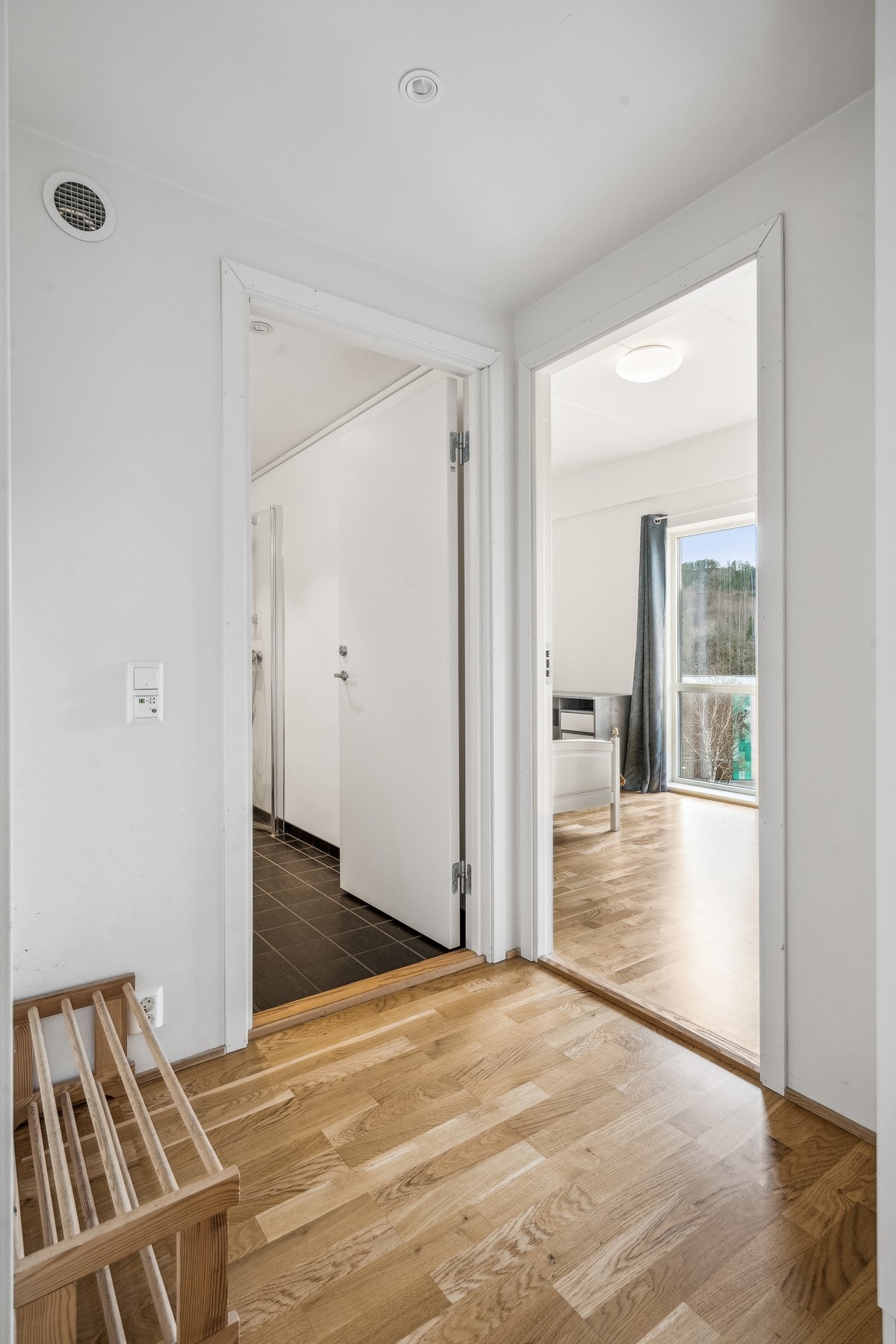 Inngangsparti på ca. 4 kvm med god plass til å legge fra seg sko og annet yttertøy. Galleribilde
