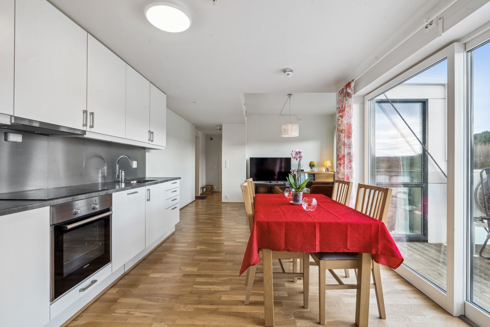 Delikat kjøkken med tidløst uttrykk og kvalitetsmaterialer. Galleribilde