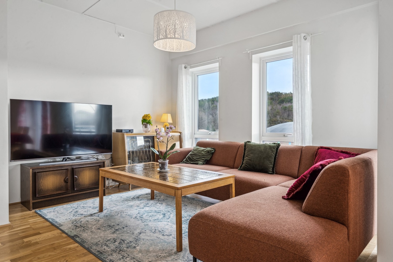 Stua byr på en luftig romfølelse med god plass til både sofagruppe og spisebord. Galleribilde