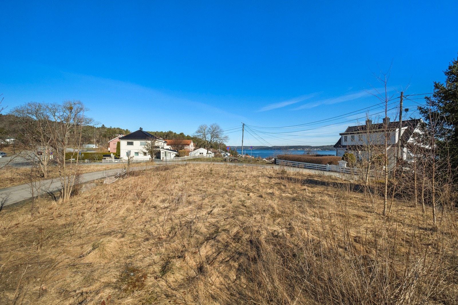 Tomten er lett å opparbeide. Vann og kloakk ligger klart på tomten. Galleribilde