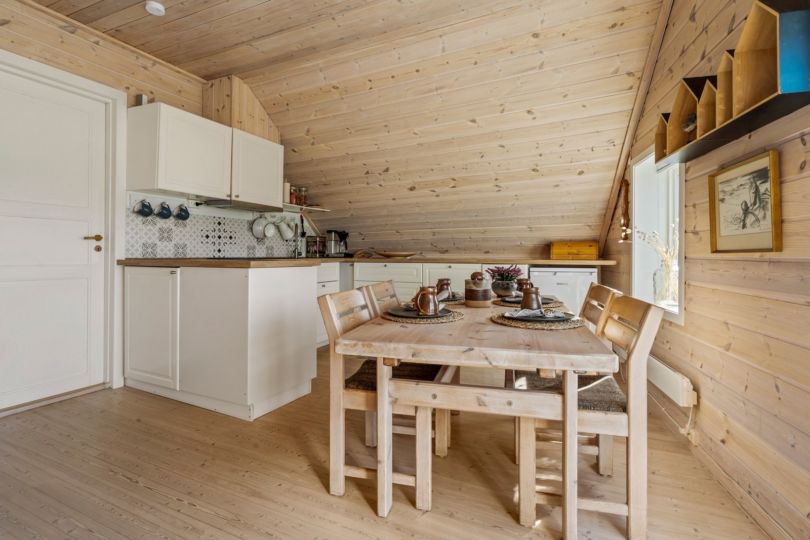 Trivelig kjøkken og herlig spiseplass med nydelig utsikt. Galleribilde