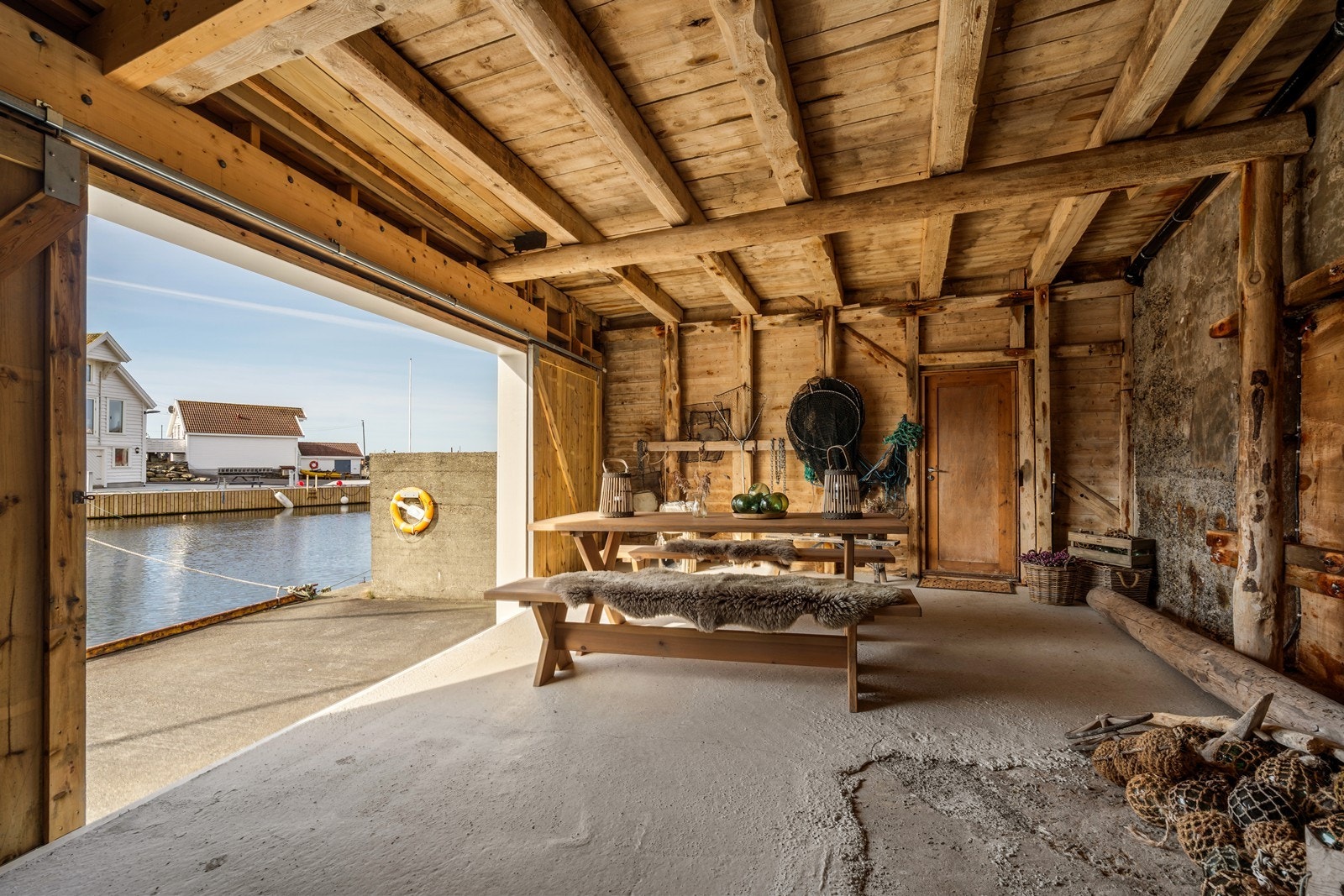 Herlig naust del, med masse sjarm. En nydelig plass for hyggelige sosiale sammenkomster for familie og venner. Galleribilde