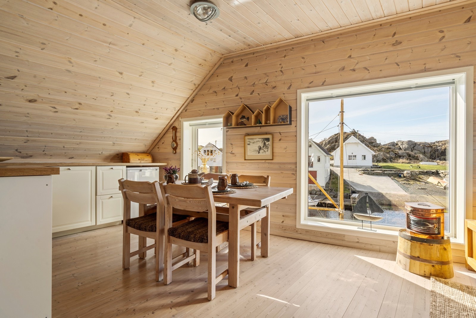 Lys og trivelig spiseplass med fin utsikt over omgivelsene og havna. Galleribilde