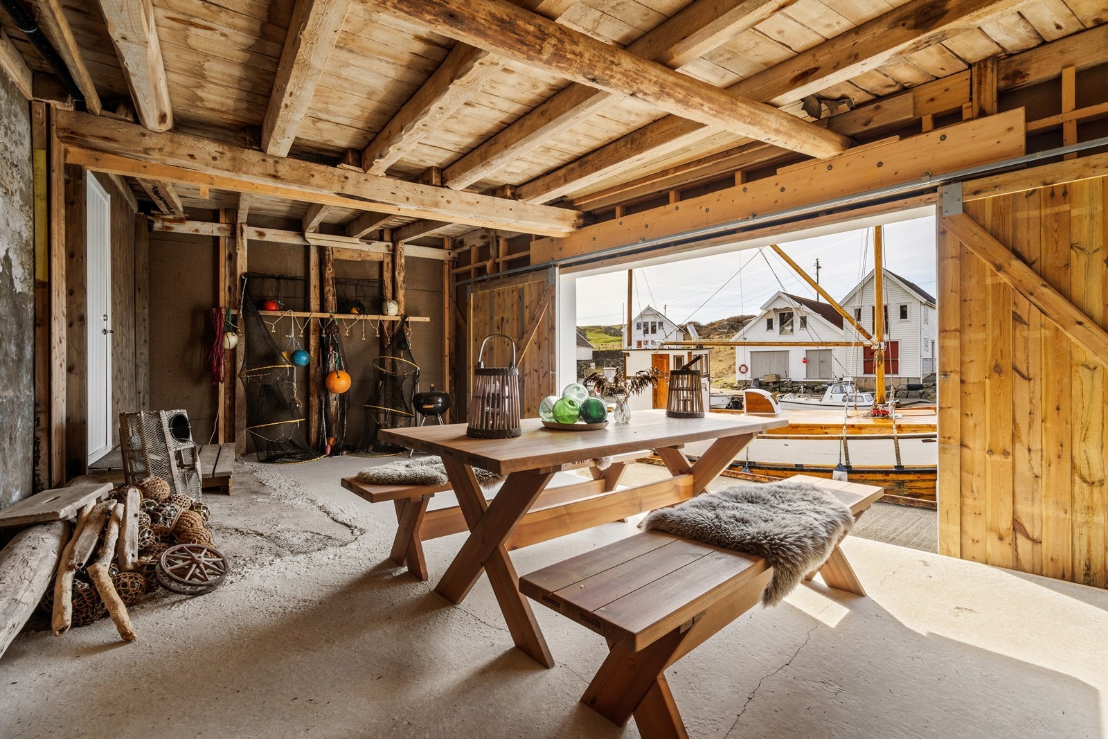 Naust del. Herlig uteplass inne, det blir ikke mer maritimt en dette. Galleribilde