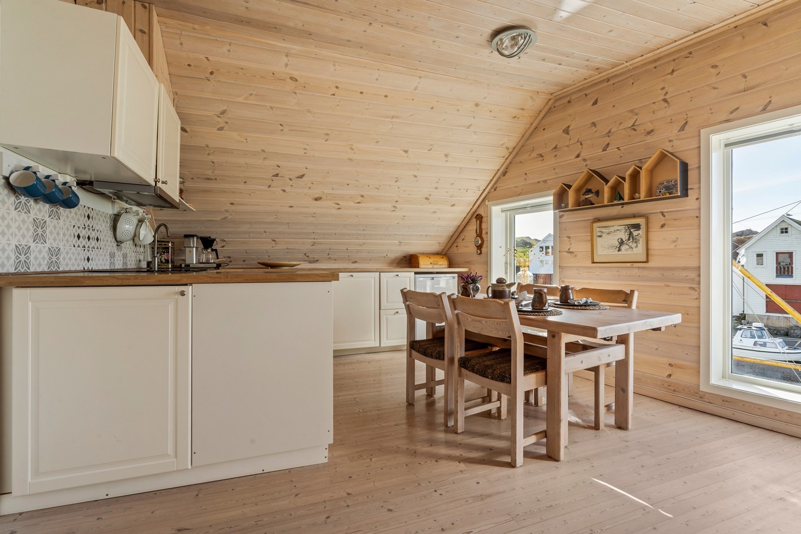 Kjøkken: Profilerte fronter og laminat benkeplate. Innredningen har integrert platetopp med induksjon, stekeovn og oppvaskmaskin. Galleribilde