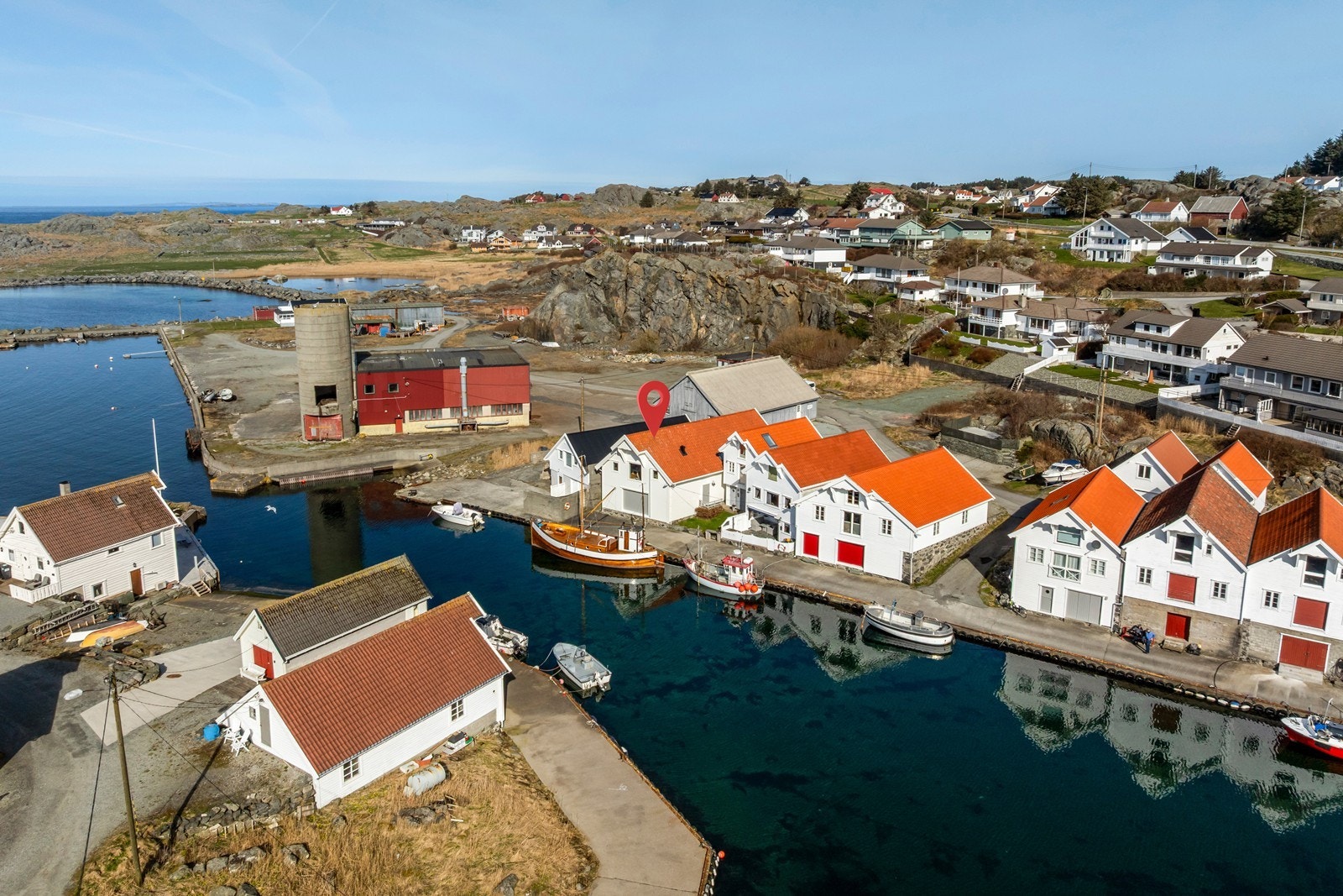 Velkommen til Storaurvegen 22 på Sandve. Fritidsbolig beliggende helt i sjøkanten på Sandve. Flott sjøutsikt og gode solforhold. Galleribilde