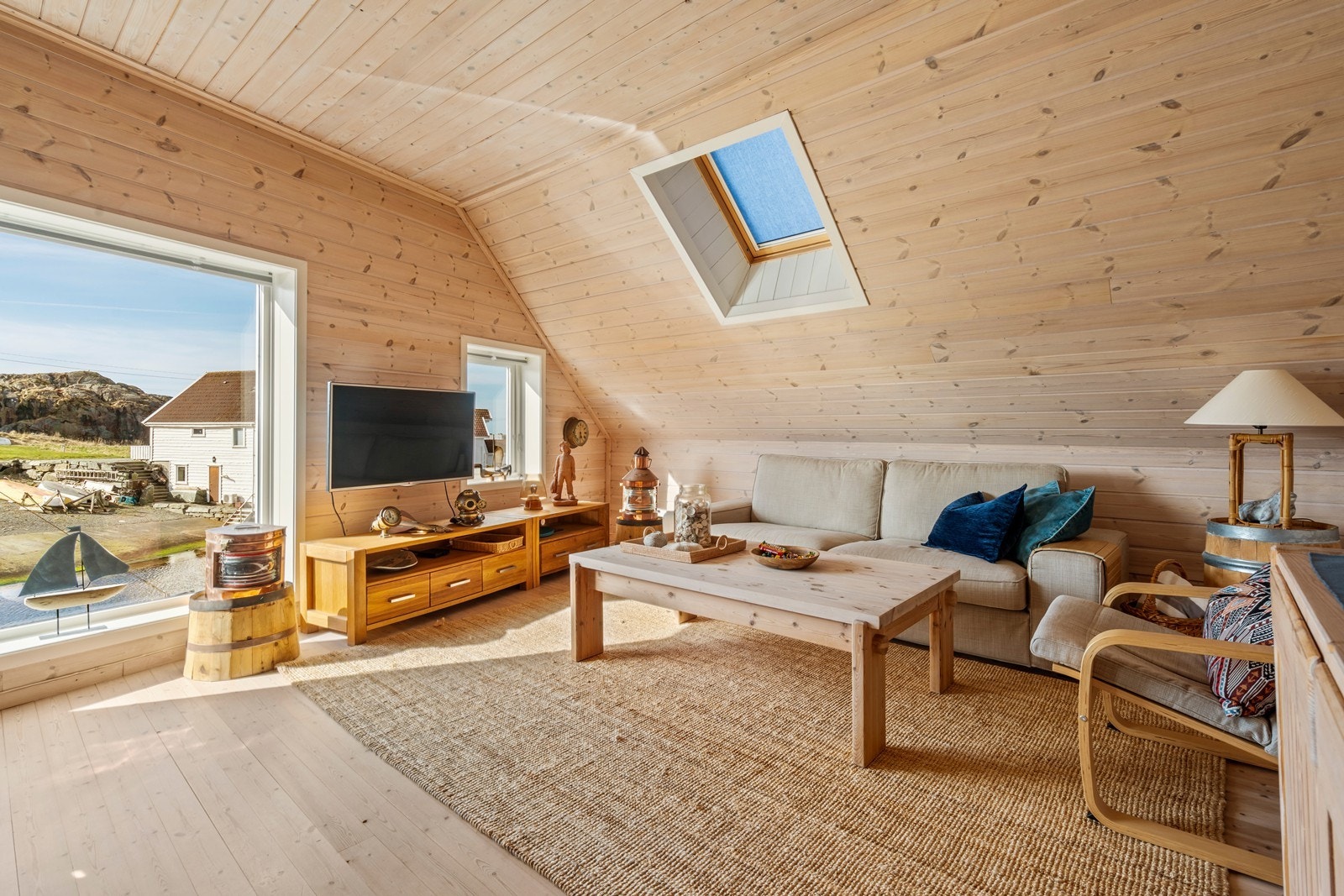 Sjøhus som opprinnelig har vært i bruk til foredling av sild. Deler av bygget er senere innredet og tatt i bruk til fritidsbolig. Ekte sjarm i maritime omgivelser. Galleribilde