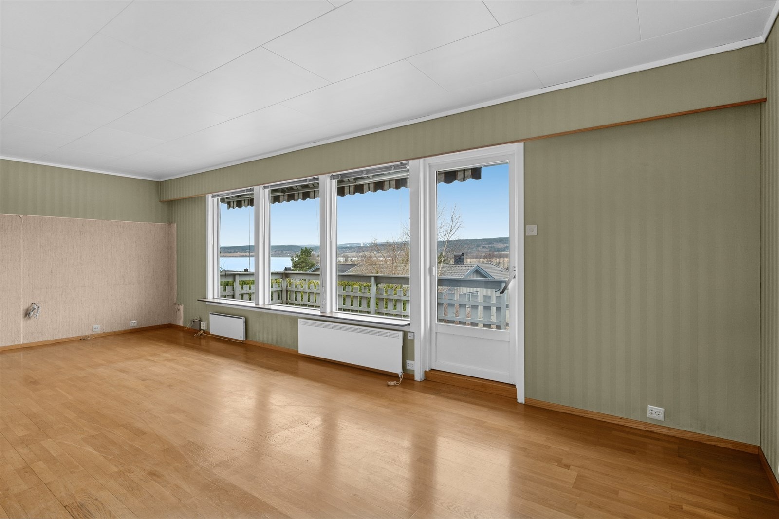 Boligen har en lys og romslig stue med god plass til møblering i flere soner. Galleribilde