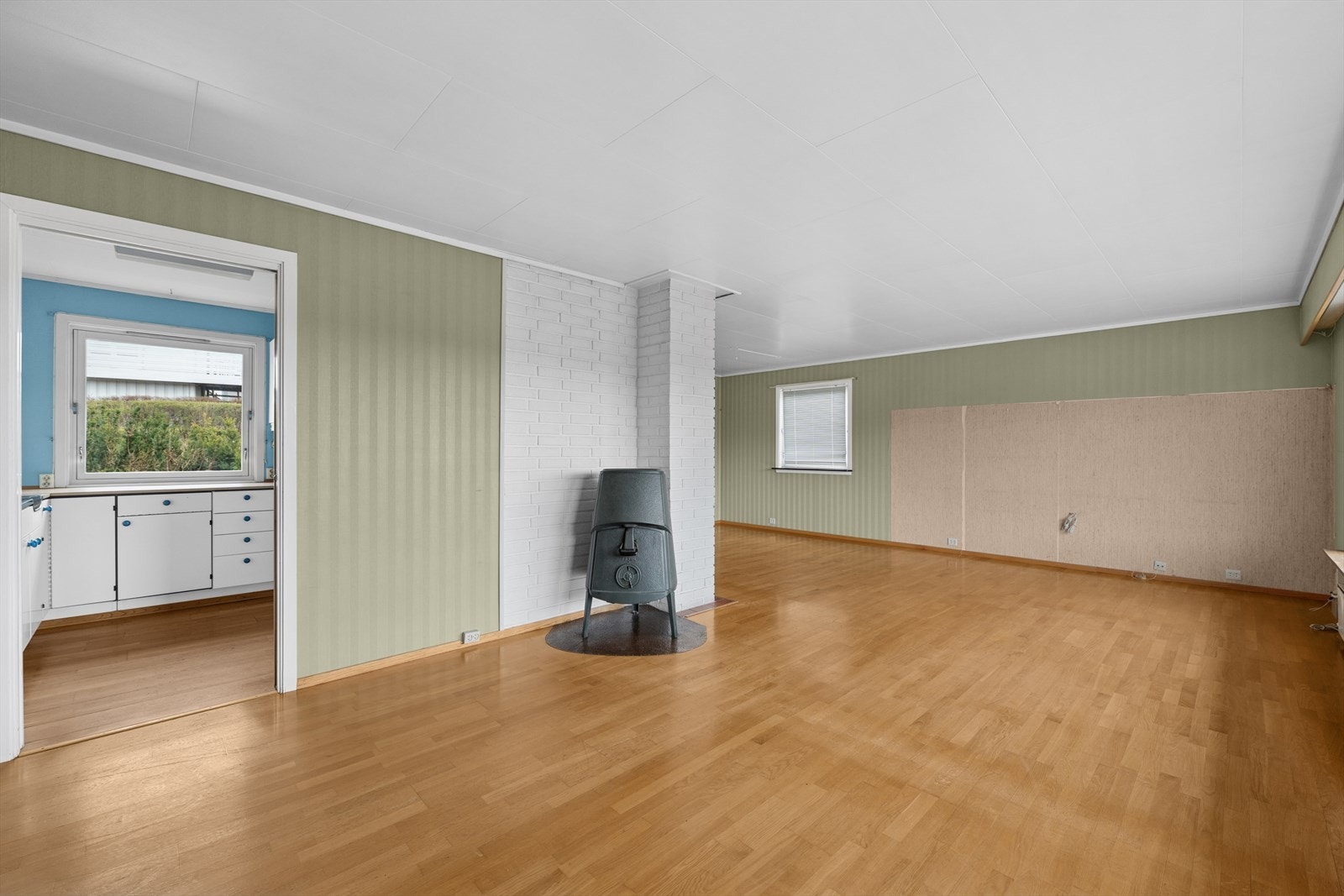 Fra stuen er det to innganger til kjøkkenet. Praktisk og sosial løsning. Galleribilde