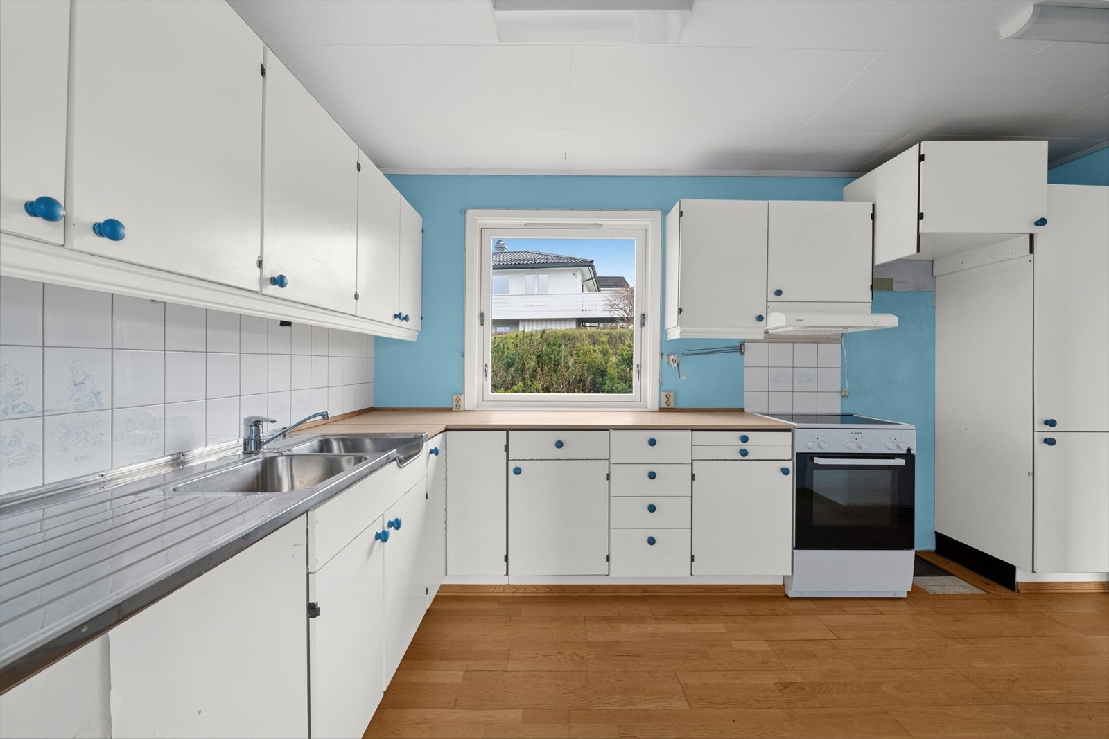Kjøkkenet har innredning med glatte fronter. Benkeplaten er av laminat. Galleribilde
