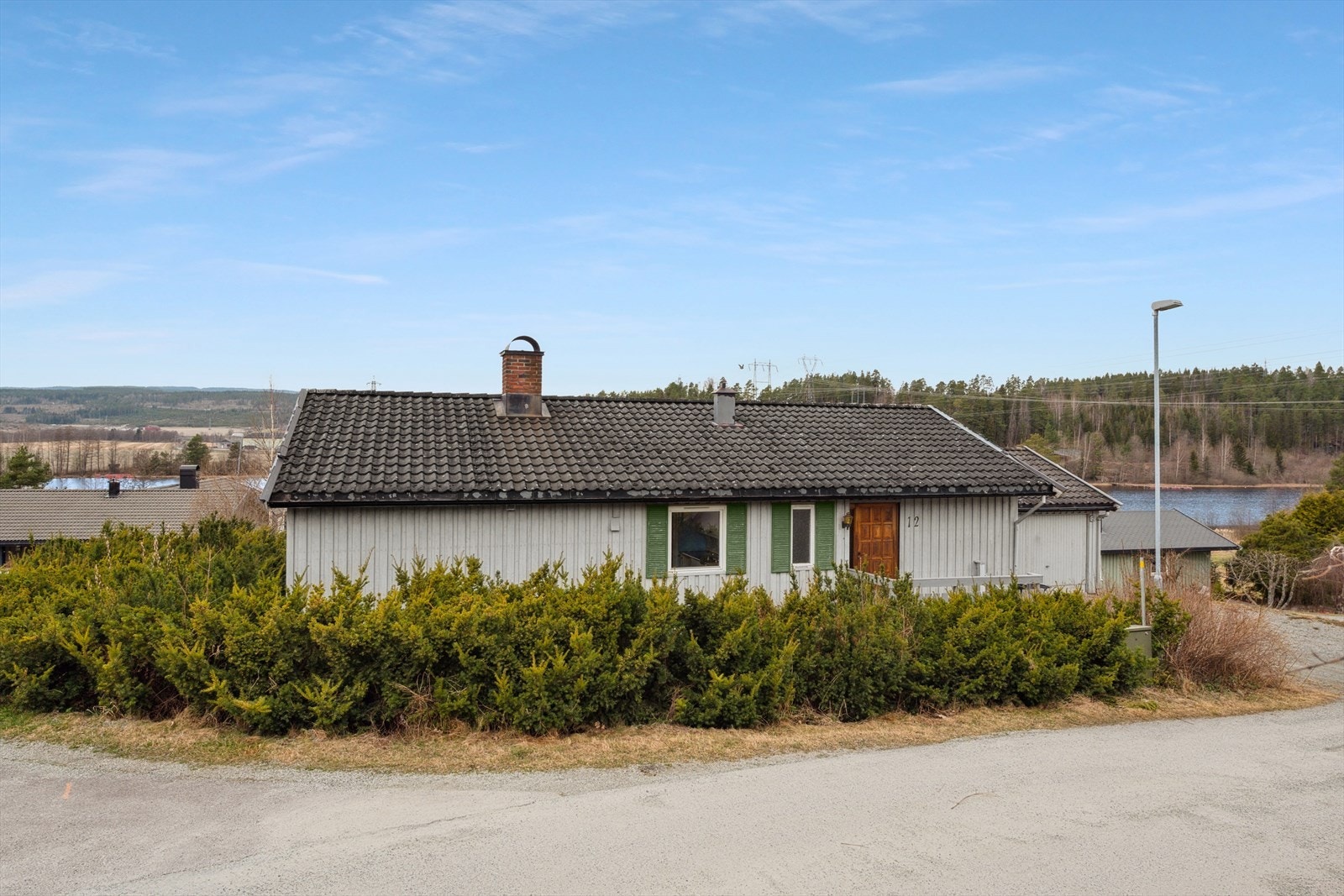 Nærhet til fiske- og bademuligheter, barnehage, skoler og servicetilbud i Vestfossen sentrum. Galleribilde