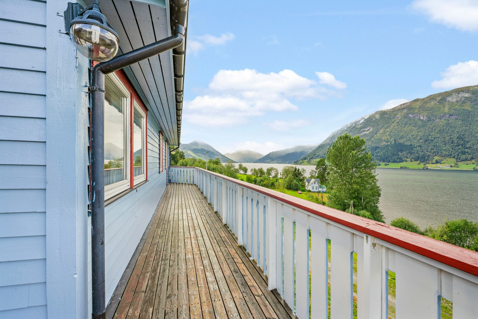 Verandaen strekker seg langs med nordveggen på huset Galleribilde