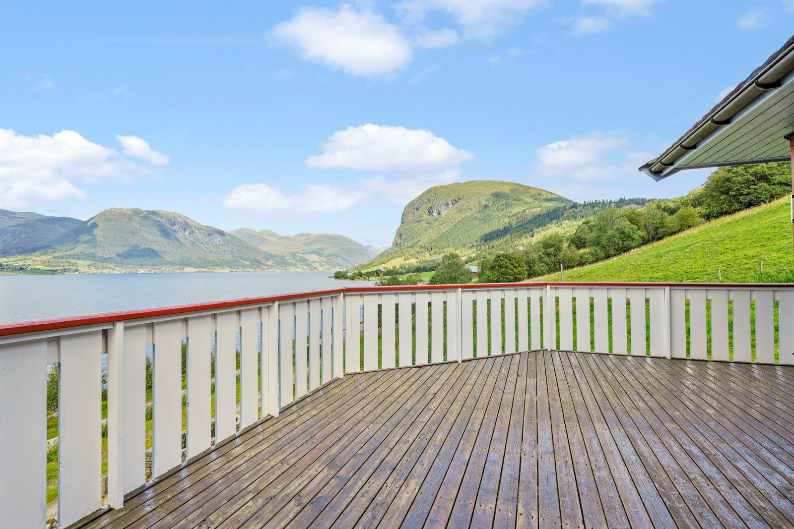 Fra verandaen er det storslått utsikt over Jølstravatnet Galleribilde