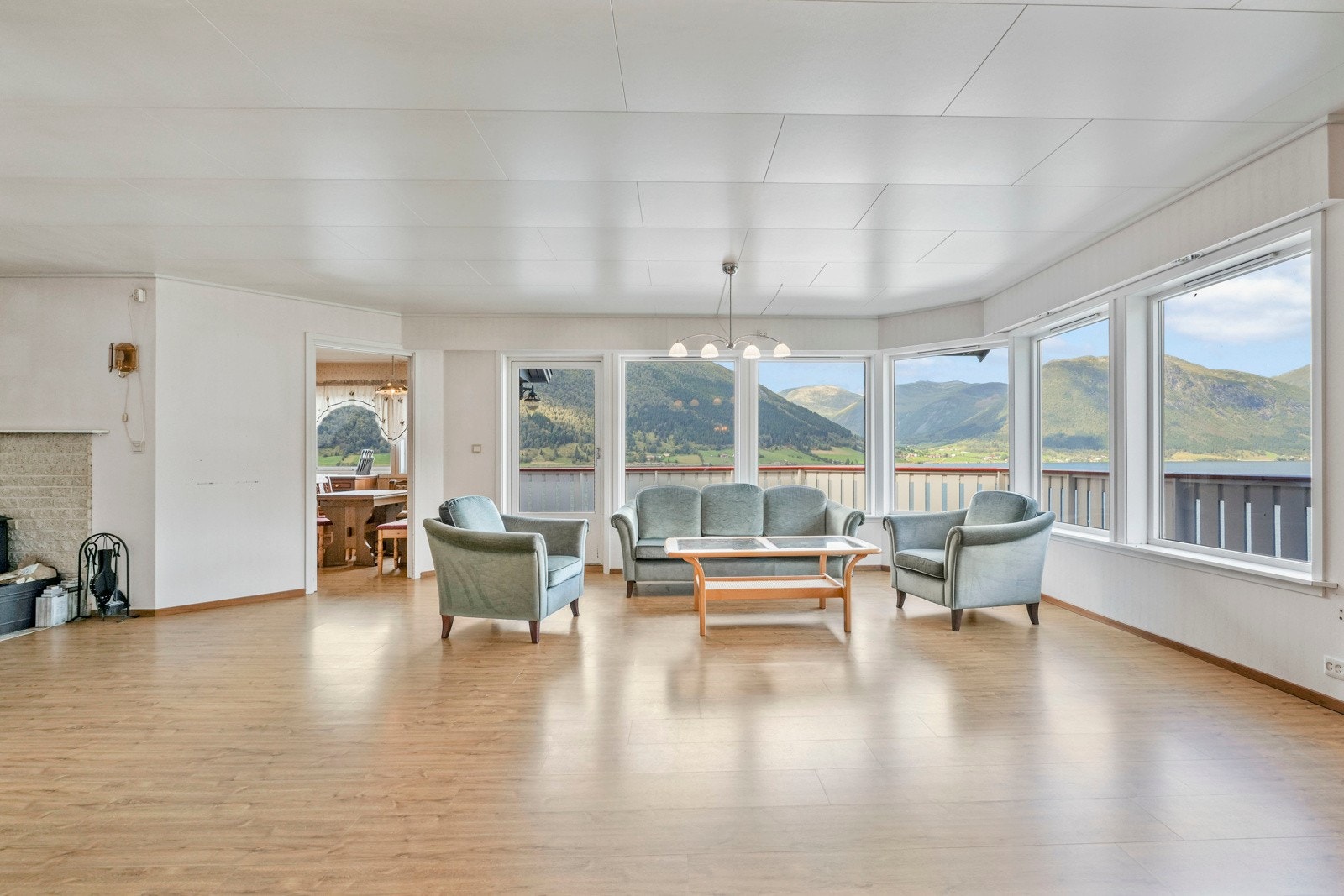 Mot nordøst er det store vindu og adkomst ut på veranda Galleribilde