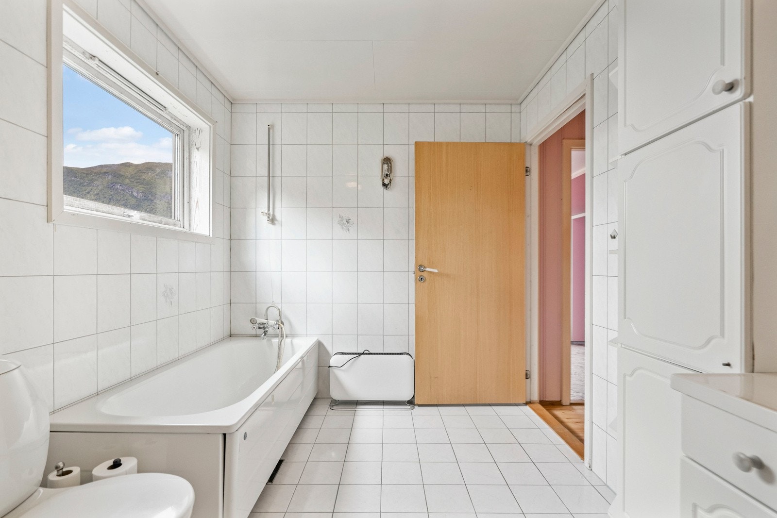 Bad på hovedplan har flislagt gulv- og veggoverflater Galleribilde