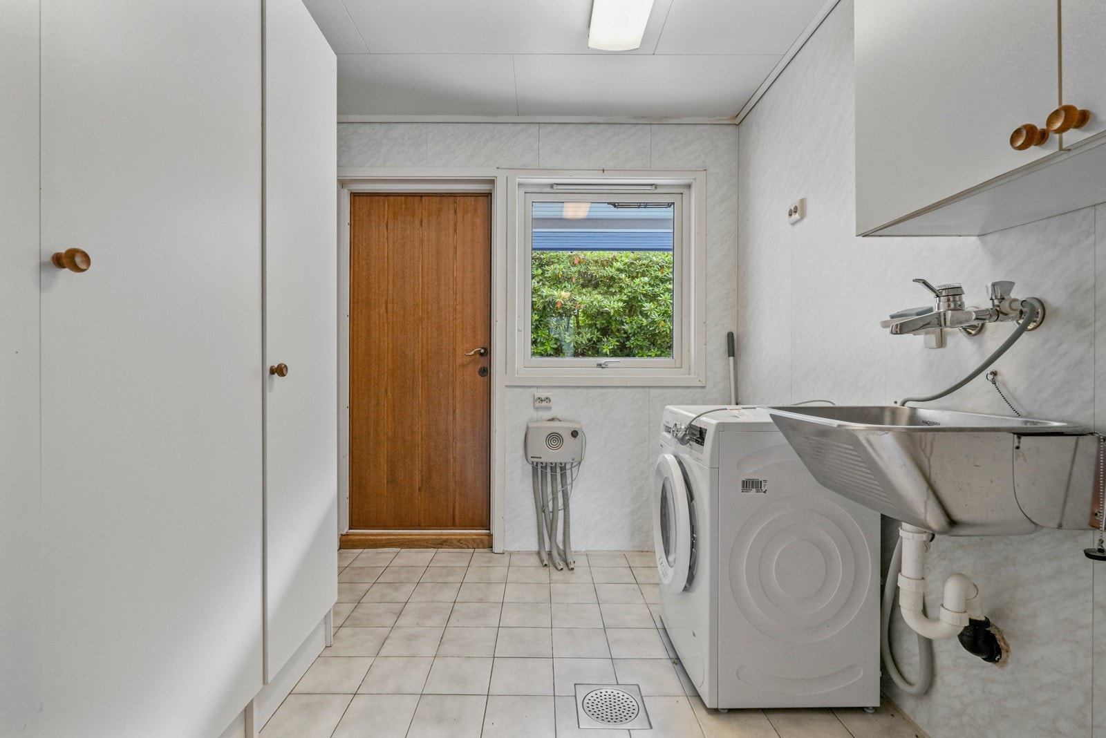 Separat vaskerom på hovedplan - her er egen utgang til tunet Galleribilde