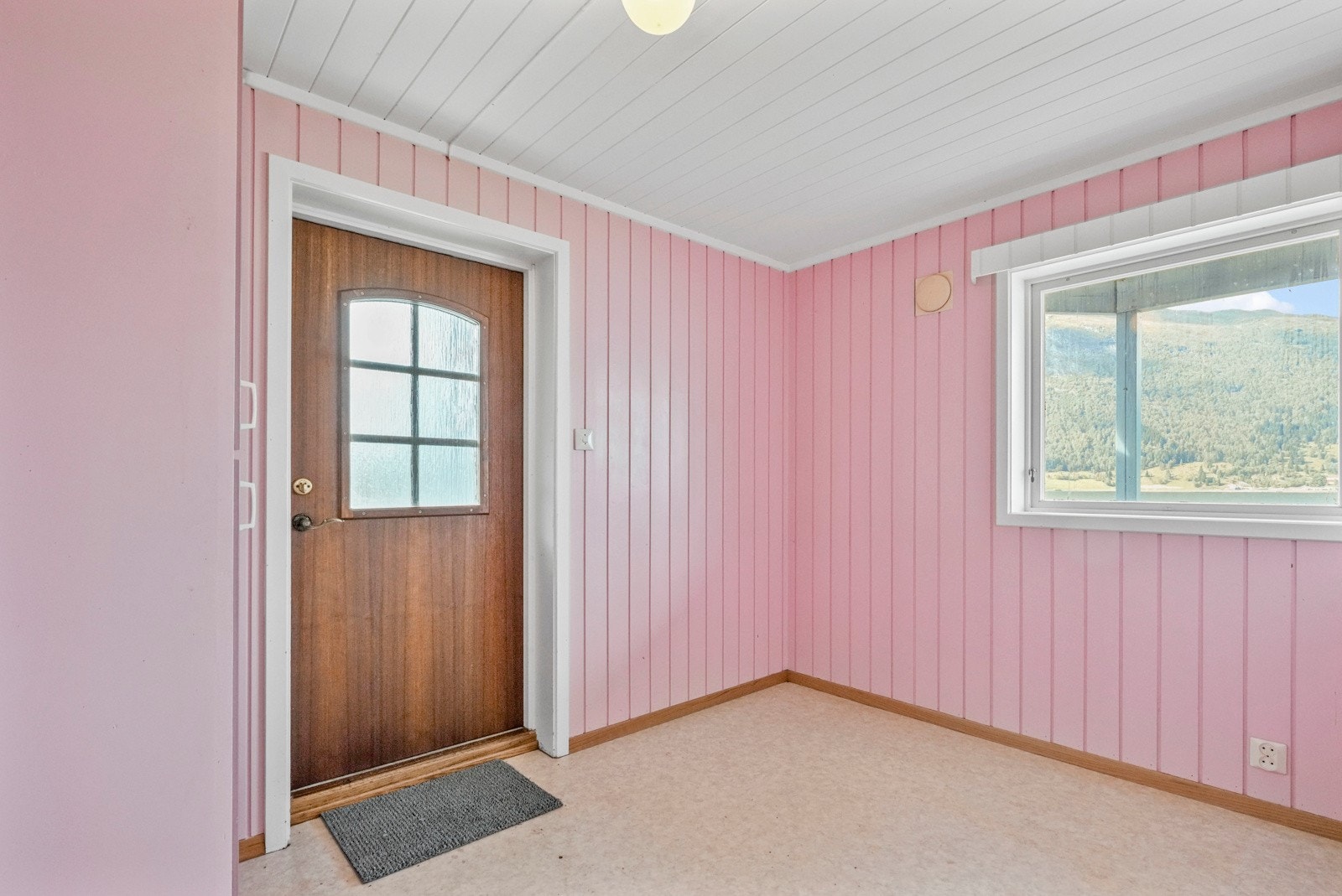 Underetasjen er innreda med flere boder, kjellerstue, soverom og et enkelt kjøkken - det er også egen utgang til tunet Galleribilde