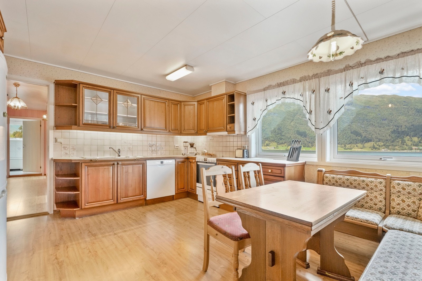 Kjøkkenet ligger i tilknytning til stua på hovedplan og har plass til spisebord Galleribilde