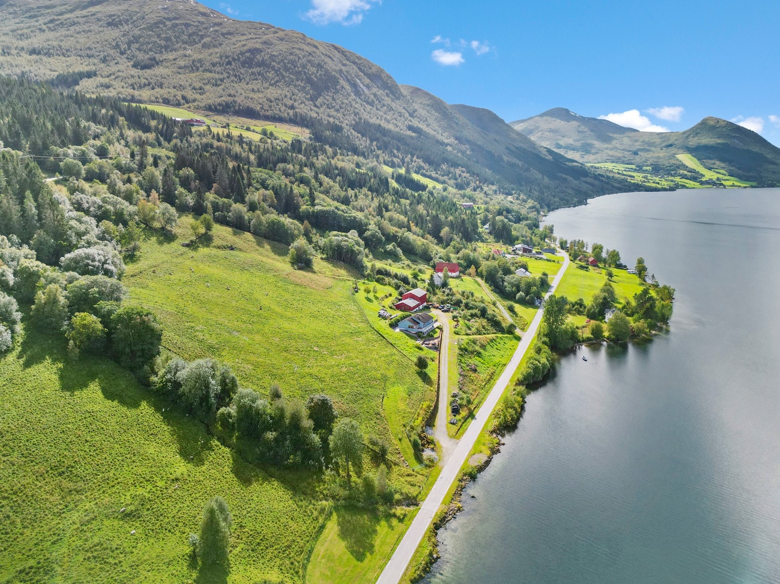 Eiendommen ligger fint til ved sørsida av Jølstravatnet Galleribilde