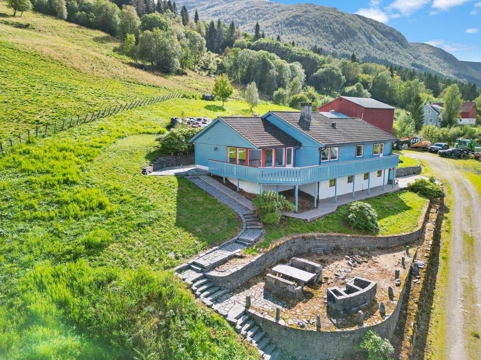 Tunet er utbygd med enebolig og driftsbygning fra 1970-tallet Galleribilde