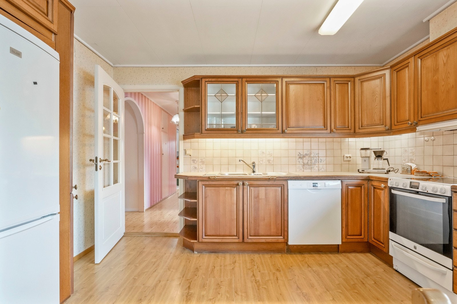 Fra kjøkkenet er det videre adkomst ned mot soverom og bad Galleribilde