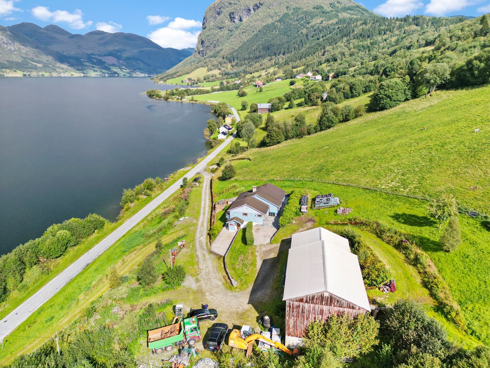 Mot vest er det eldre driftsbygning som er blitt brukt til lagerplass de siste årene Galleribilde