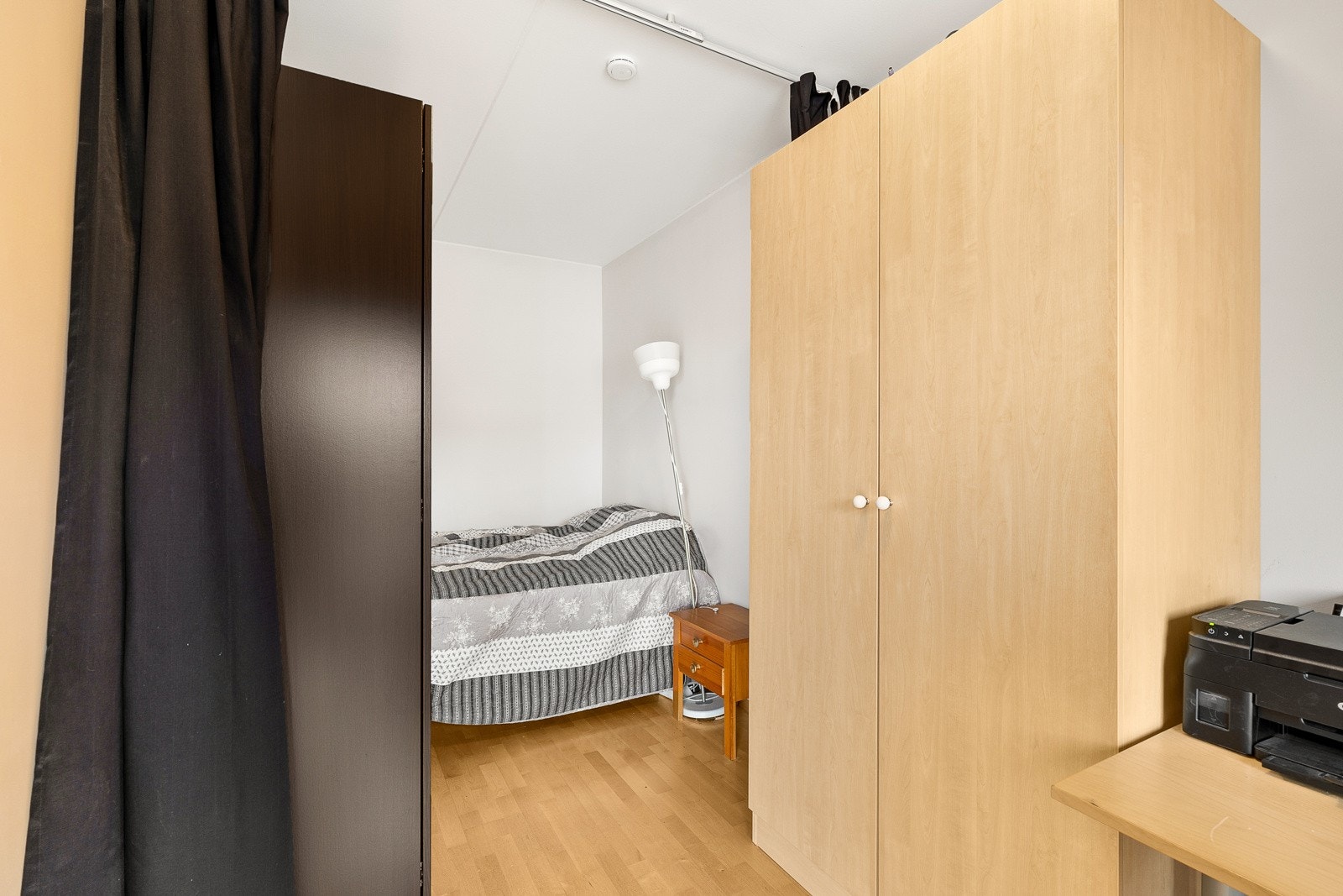 I dag er soverommet innredet med en mindre seng, stor garderobeløsning og en kontor-seksjon. Galleribilde