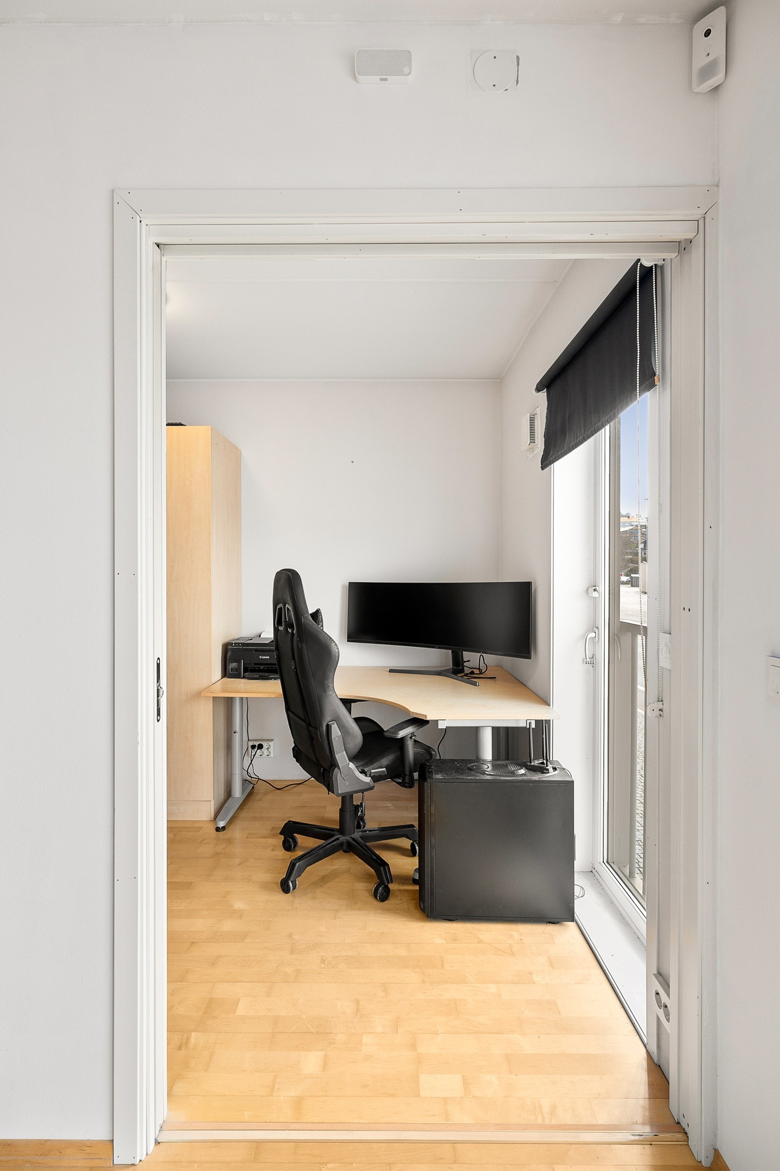 Det er et soverom i leiligheten. Galleribilde