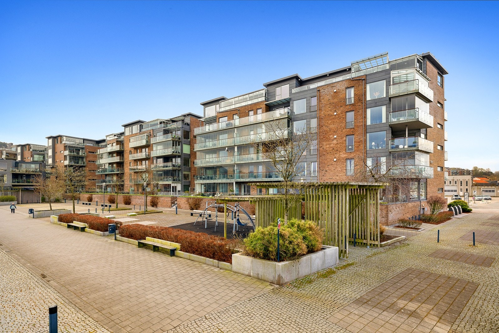 Her kombineres bylivet med det maritime. Leiligheten ligger få minutter fra sentrumskjernen samtidig som de umiddelbare omgivelser er luftige og fantastiske. Galleribilde