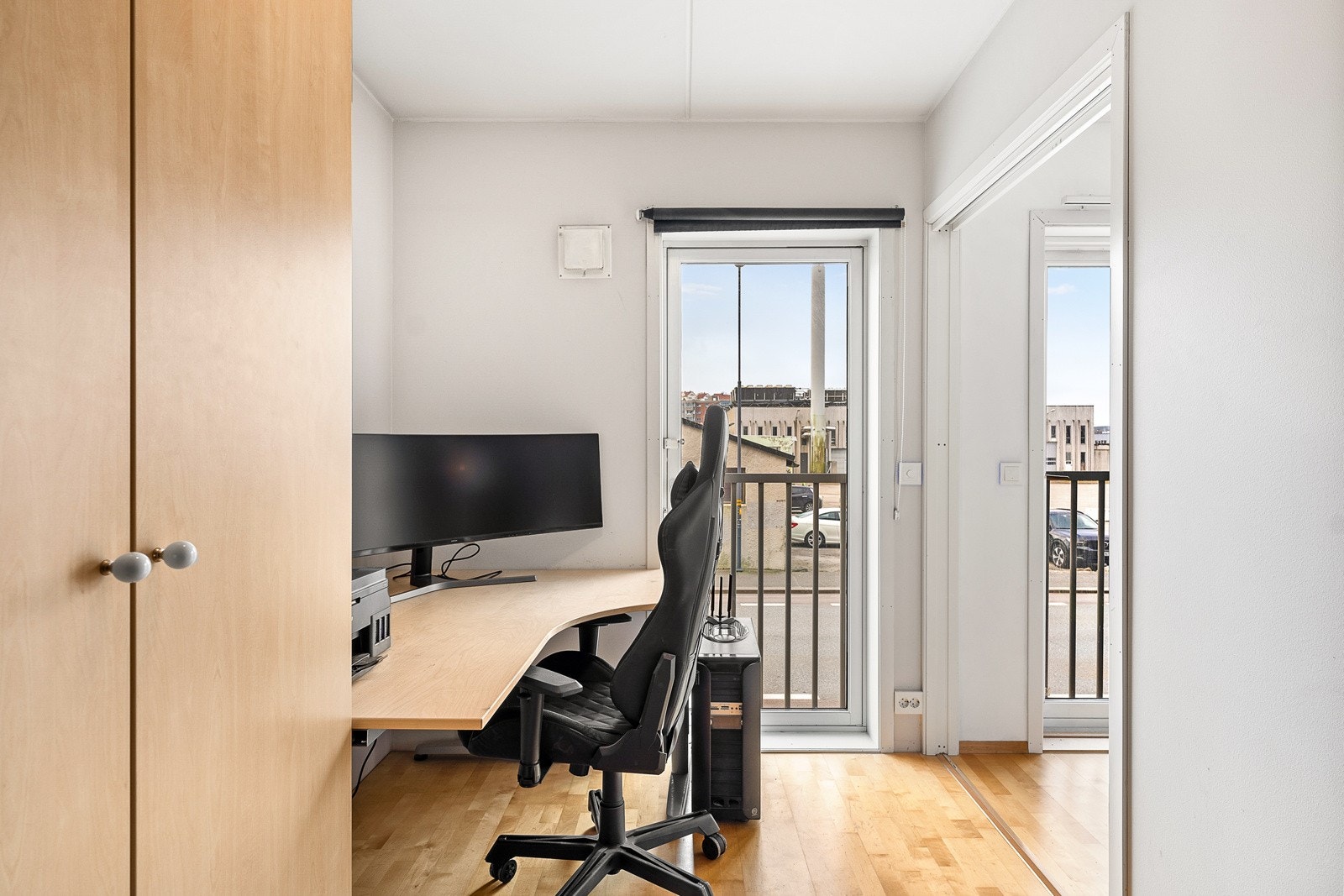 Soverommet er lyst og luftig med plass til dobbeltseng, garderobe og annet ønsket møblement. Galleribilde