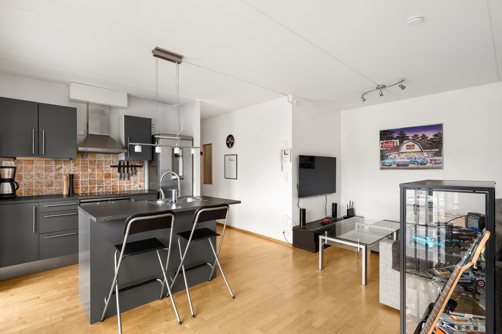 Stuen ligger i en åpen løsning sammen med kjøkkenet. Galleribilde