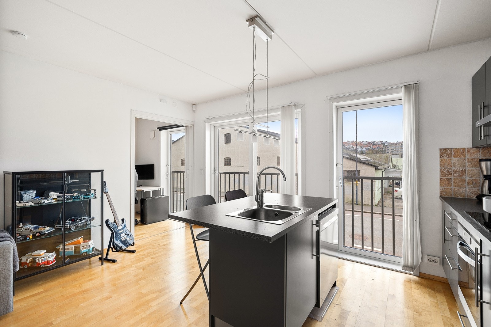 Vindusflatene er store og slipper inn rikelig med naturlig lys. Galleribilde